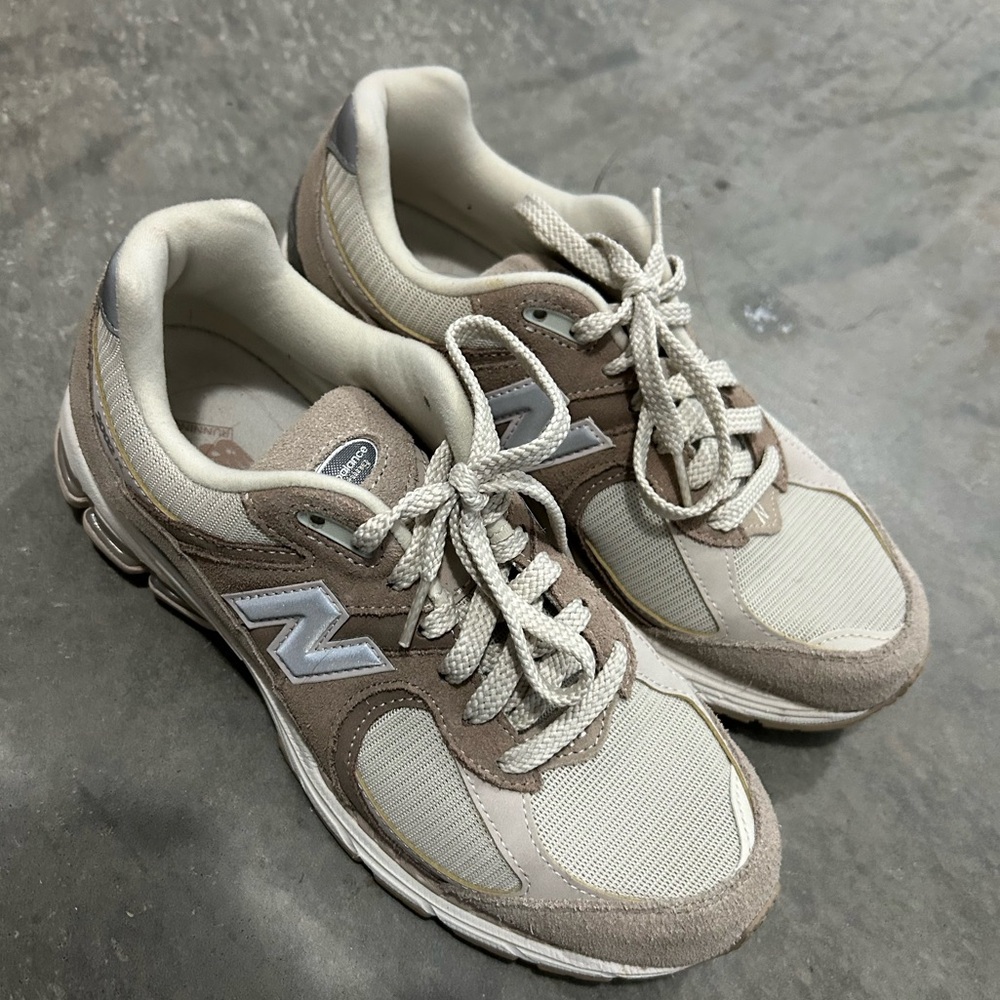 2002r New Balance shoes
bundle with another a shoe and get 50% off discount - Picture 2 of 7